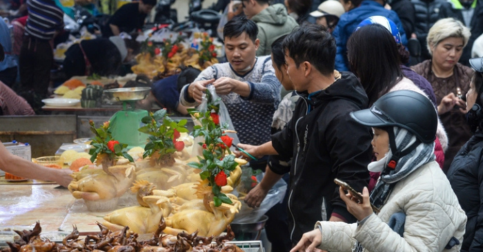 Nguồn gốc và ý nghĩa gà trống ngậm hoa hồng trong lễ cúng giao thừa