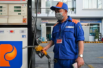 Giá xăng dầu đảo chiều tăng mạnh, xăng RON95 vượt 20.000 đồng/lít
