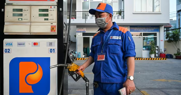 Giá xăng dầu đảo chiều tăng mạnh, xăng RON95 vượt 20.000 đồng/lít