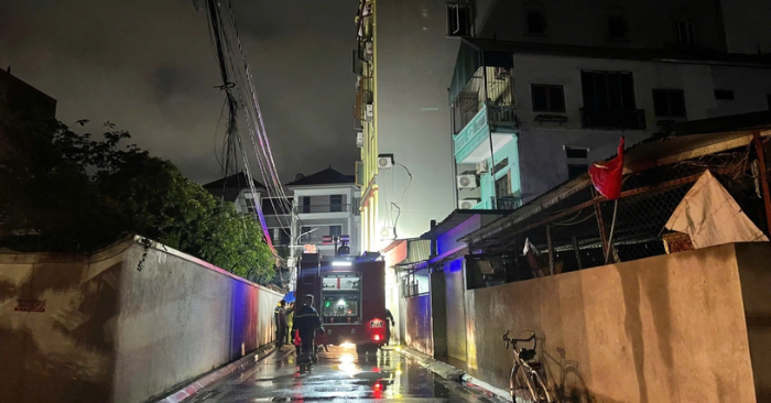 Đêm “thoát hiểm” ngoạn mục của 15 người trong quán cafe bốc hỏa