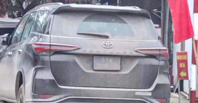 Vụ xe biển xanh đỗ dưới biển cấm: Vì sao không phạt lỗi biển số bùn đất?