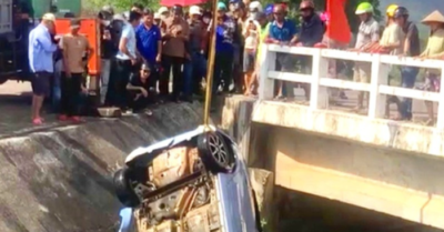Hai người tử vong, ô tô được trục vớt từ kênh nước ở Gia Lai