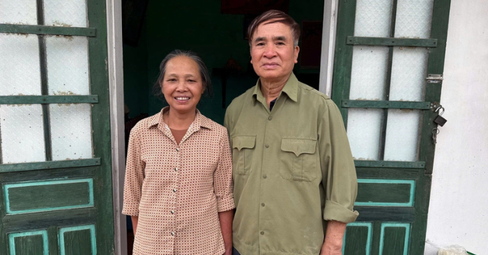 Vợ chồng nghèo nhặt phế liệu tặng đất cho người hàng xóm bệnh tật