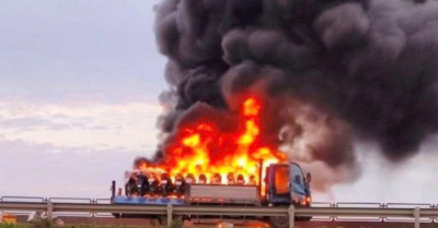 Tài xế bất lực nhìn xe tải bốc cháy trên cao tốc Bắc – Nam