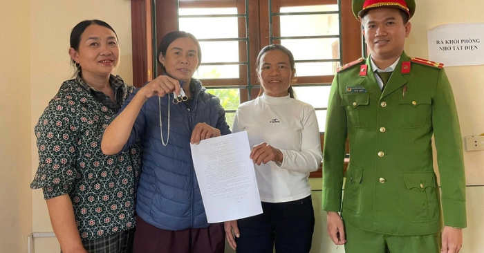 Túi chứa vàng rơi – Người dân Hà Tĩnh nhặt được tài sản lớn trình báo công an