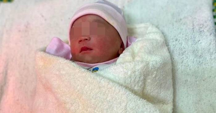 Cô gái 17 tuổi thừa nhận tự sinh con, bỏ con vì sợ hãi