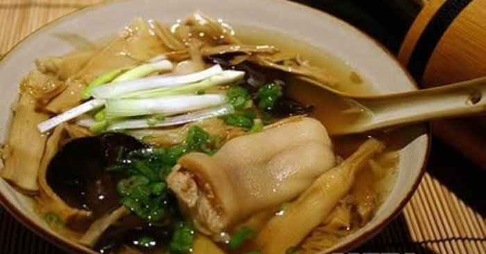 Canh măng móng giò: 5 nhóm người không nên ăn