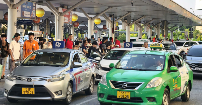 Tân Sơn Nhất lập kỷ lục hơn 170.000 khách mùng 4 Tết, taxi ùn ứ lối ra