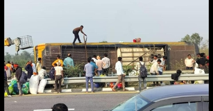 Ấn Độ: Lật xe buýt hai tầng trên cao tốc làm năm người thiệt mạng