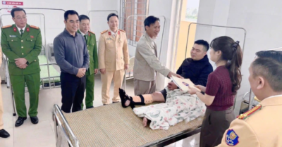 Thanh niên lái xe máy điện lao thẳng vào tổ CSGT, một đại úy bị thương khi làm nhiệm vụ tại Phú Thọ