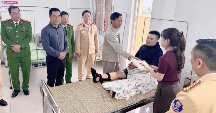 Thanh niên lái xe máy điện lao thẳng vào tổ CSGT, một đại úy bị thương khi làm nhiệm vụ tại Phú Thọ