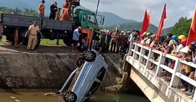 Hai thi thể cùng ôtô dưới mương nước ở Gia Lai