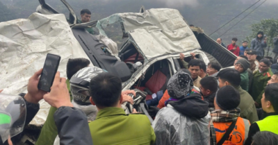 Ôtô bán tải lao xuống vực sâu ở Tuyên Quang, 3 người thoát nạn