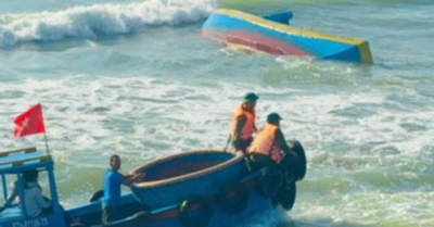 Tàu cá bị sóng đánh chìm ở cửa biển La Gi, thuyền trưởng tử vong