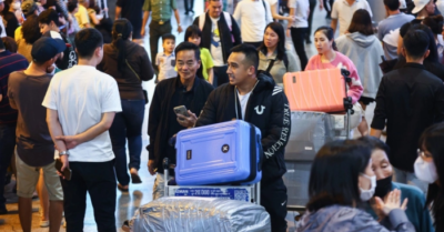 Những Việt kiều chắt chiu cả năm về quê ăn Tết Bính Ngọ