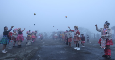 Hình ảnh hội xuân của người Mông ẩn hiện giữa tầng mây