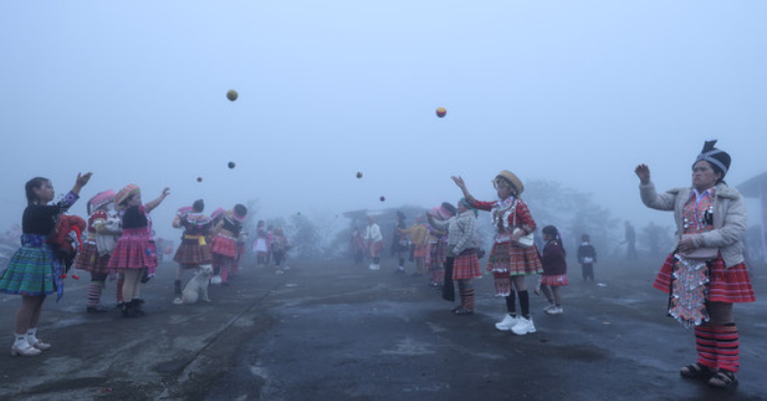 Hình ảnh hội xuân của người Mông ẩn hiện giữa tầng mây