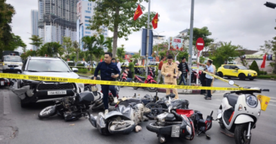 Ôtô 5 chỗ tông 10 xe máy chờ đèn đỏ ở Hải Phòng, 13 người bị thương