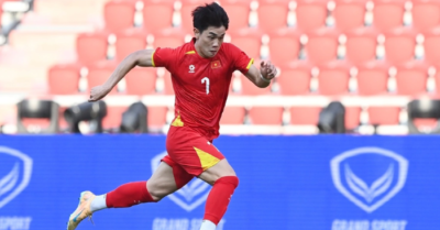 Tranh luận về ranh giới giữa sân cỏ và showbiz của cầu thủ Việt