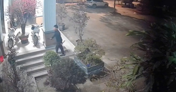 Sau khi uống rượu tại nhà, một nam thanh niên mang theo 2 con dao, trèo qua cổng vào trụ sở công an phường rồi chửi bới, đe dọa lực lượng làm nhiệm vụ. Đối tượng hiện đã bị tạm giữ để điều tra hành vi gây rối trật tự công cộng