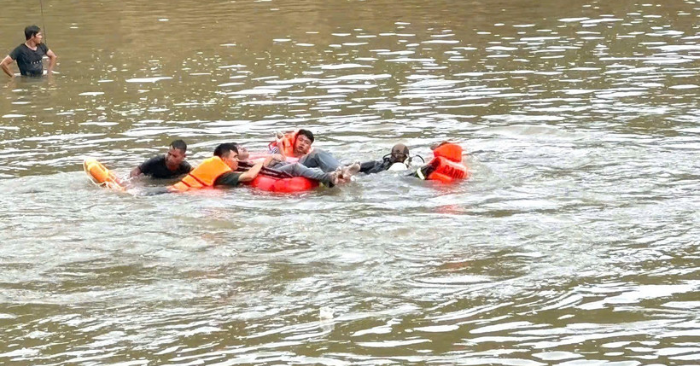 Sau nhiều giờ nỗ lực tìm kiếm, lực lượng chức năng đã tìm thấy thi thể hai thiếu niên bị đuối nước tại khu vực đê Cà Giang, xã Hồng Sơn, tỉnh Lâm Đồng. Vụ việc thương tâm xảy ra khi ba thiếu niên cùng xuống tắm, hai em không may bị nước cuốn chìm