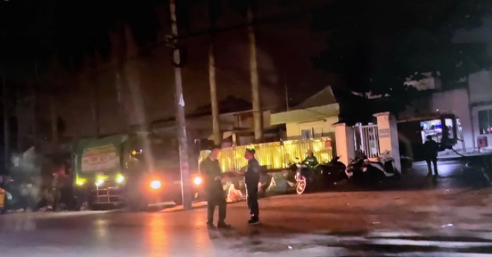 Đúng thời khắc Giao thừa Tết Nguyên đán 2026, hỏa hoạn bùng phát tại xưởng giày da Vento ở Cát Bi. Lực lượng chức năng khẩn trương dập lửa, ngăn cháy lan, bảo đảm an toàn khu vực lân cận