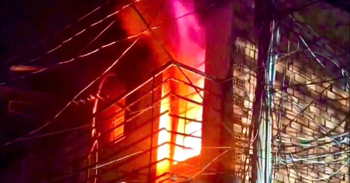 Tết tại phường Lái Thiêu khiến căn nhà bị thiêu rụi, người dân tại chỗ đã cứu thoát một người đàn ông hiện đang bị liệt