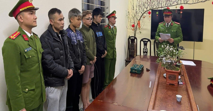 ng chủ quán để đòi nợ, Công an tỉnh Hưng Yên đã khởi tố 3 bị can về hành vi cướp tài sản, 2 đối tượng bị bắt tạm giam để điều tra, 1 người cấm đi khỏi nơi cư trú