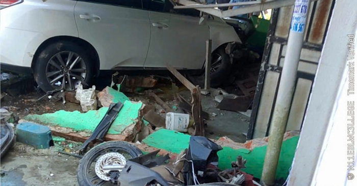 Tai nạn liên hoàn giữa 2 ô tô và 2 xe máy trên Quốc lộ 1 qua xã Đông Kinh Hà Tĩnh khiến 3 người bị thương, một ô tô lao vào nhà dân làm sập hàng rào, nhiều phương tiện hư hỏng nặng