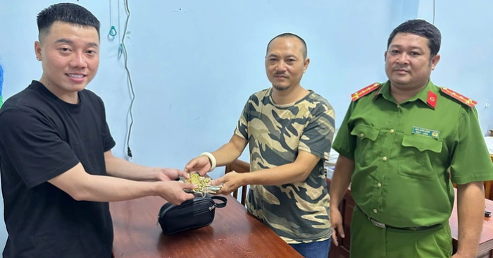 Công an trao trả tài sản