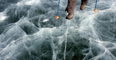 Sự cố vỡ băng hồ Baikal: Tìm kiếm tám người trên xe chở khách mất tích