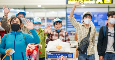 Vé máy bay Tết bằng tháng lương, người trẻ lao đao đường về quê