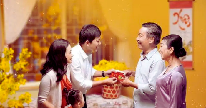 Phong tục lì xì đầu năm mang ý nghĩa cầu may, chúc phúc và gắn kết gia đình.