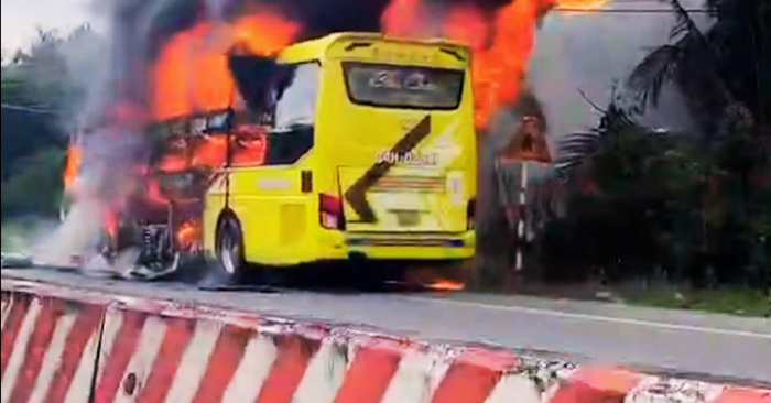 Xe khách giường nằm cháy rụi gần cầu Cổ Chiên, Vĩnh Long