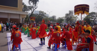 Cờ người lần đầu trình diễn tại quảng trường Đông Kinh Nghĩa Thục