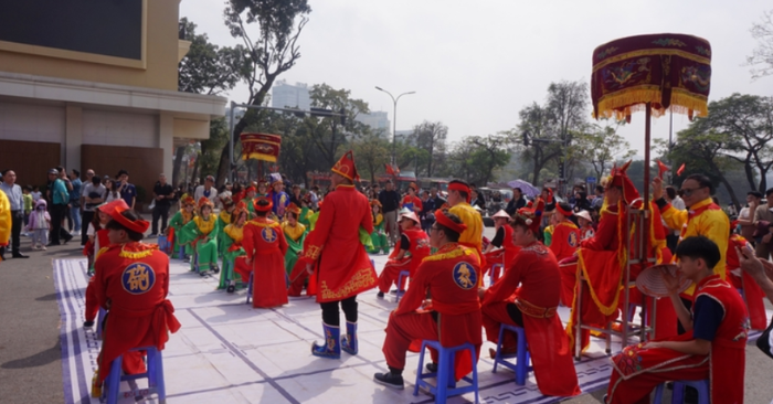 Cờ người lần đầu trình diễn tại quảng trường Đông Kinh Nghĩa Thục