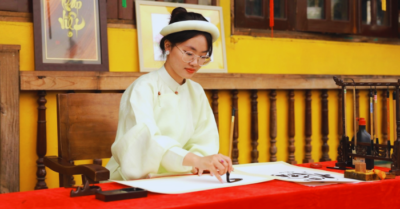 Nữ sinh phiên dịch và hành trình gìn giữ thư pháp Việt