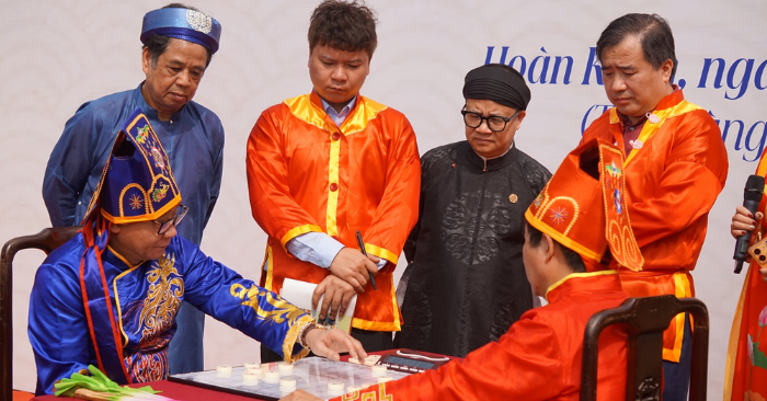 Cờ người lần đầu trình diễn tại quảng trường Đông Kinh Nghĩa Thục