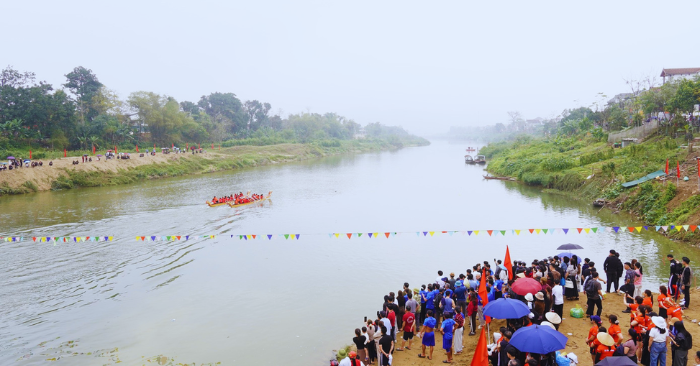 Đua thuyền sông Ngàn Phố quy tụ hàng nghìn người dân Hà Tĩnh