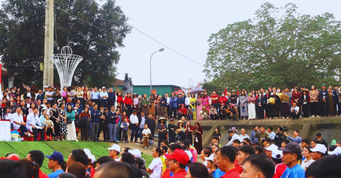 Đua thuyền sông Ngàn Phố quy tụ hàng nghìn người dân Hà Tĩnh