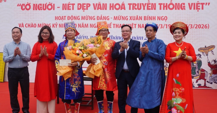 Cờ người lần đầu trình diễn tại quảng trường Đông Kinh Nghĩa Thục