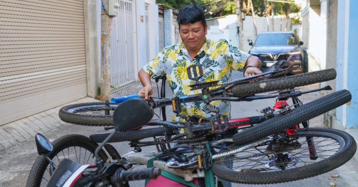 Hành trình hồi sinh 400 chiếc xe đạp cũ của một thầy giáo gia sư tặng người nghèo
