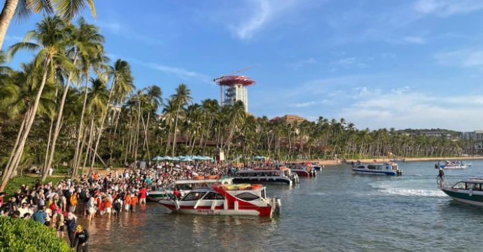 Cáp treo Hòn Thơm gặp sự cố điện, huy động hàng chục canô sơ tán 8.000 khách