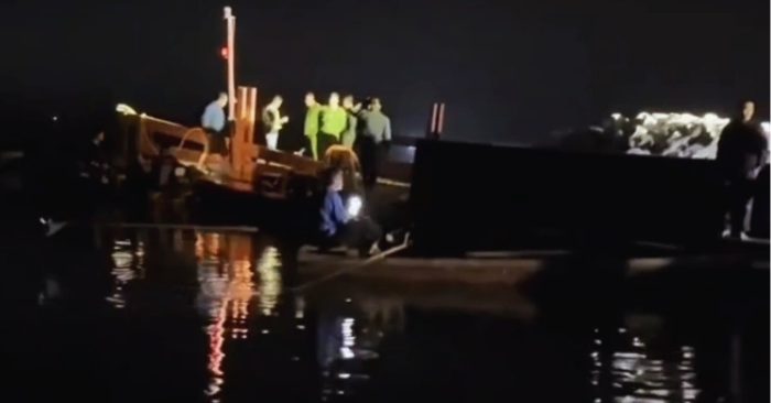 Va chạm với phà chở đá trên hồ Thác Bà, tàu khách bị đắm khiến 6 người mất tích