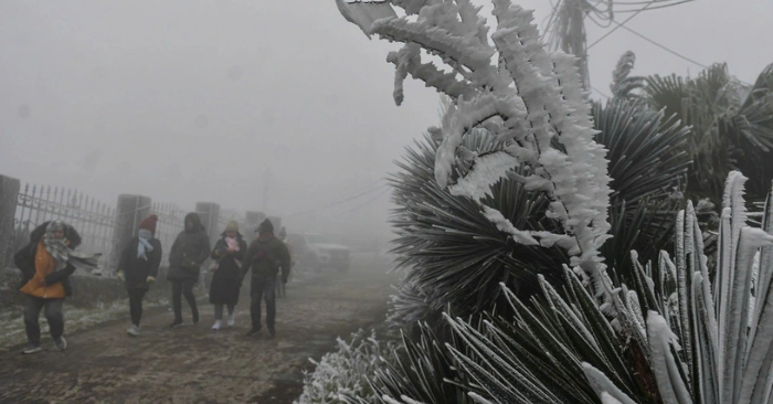 Không khí lạnh tràn về mang theo mưa rét và nguy cơ băng tuyết