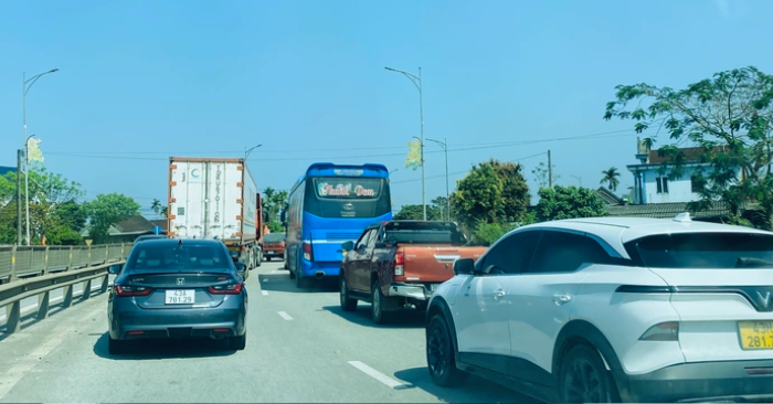 Quốc lộ 1 qua miền Trung chịu áp lực lớn do phương tiện né tránh cao tốc