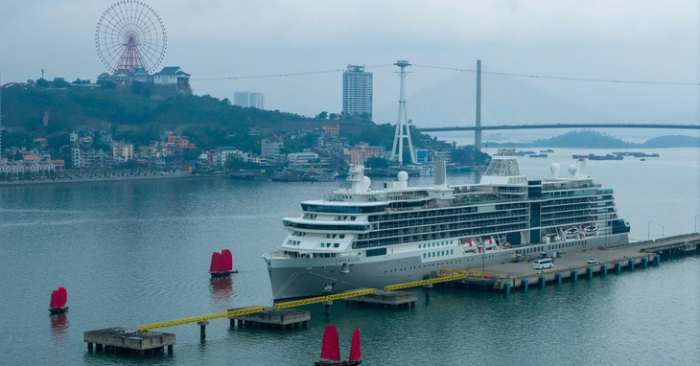 Du thuyền Silver Nova đưa hàng trăm hành khách quốc tế đến Quảng Ninh