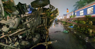 Đường sắt Bắc – Nam tê liệt vì tai nạn xe đầu kéo cố vượt đường ngang trong mưa