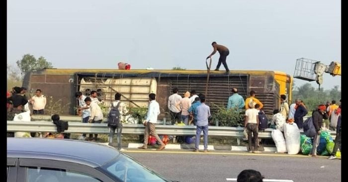 Xe buýt hai tầng lật nghiêng trên cao tốc ở Ấn Độ, ít nhất 5 người thiệt mạng