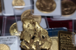 Người Mỹ bán vàng bạc ồ ạt khi giá lập đỉnh